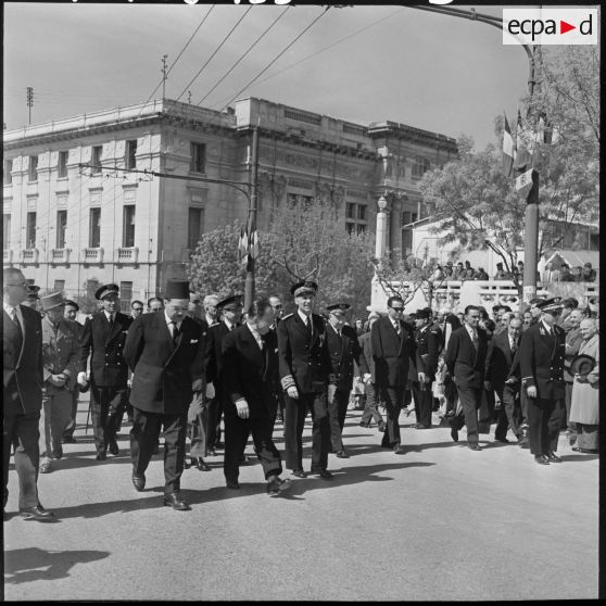 Le cortège remontant l'avenue Liagre sous les acclamations de la foule.