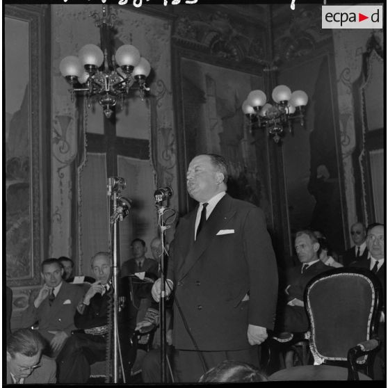 Discours de Robert Lacoste à l'hôtel de ville de Constantine.