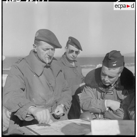 Le lieutenant-colonel Ollion donne ses dernières instructions à ses officiers avant l'opération.