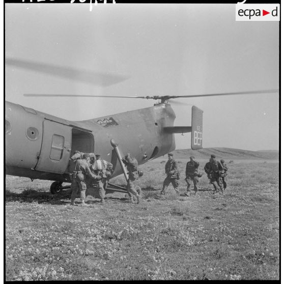 Embarquement des commandos à bord d'un hélicoptère de transport Piasecki H-21 (France).