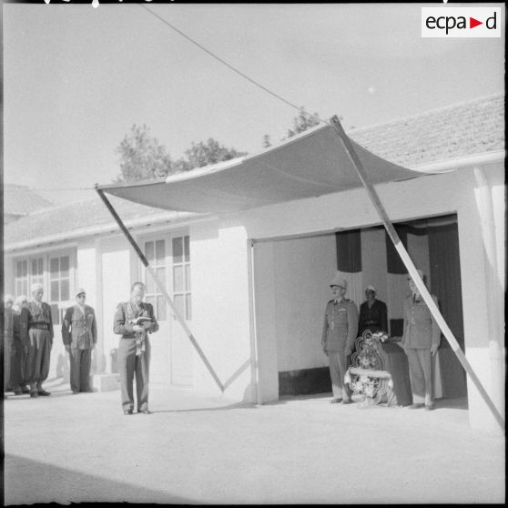 L'aumônier donne l'absoute.