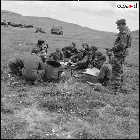 Briefing près des hélicoptères de transport Piasecki H-21.