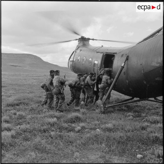 Embarquement à bord d'un hélicoptère de transport Piasecki H-21.