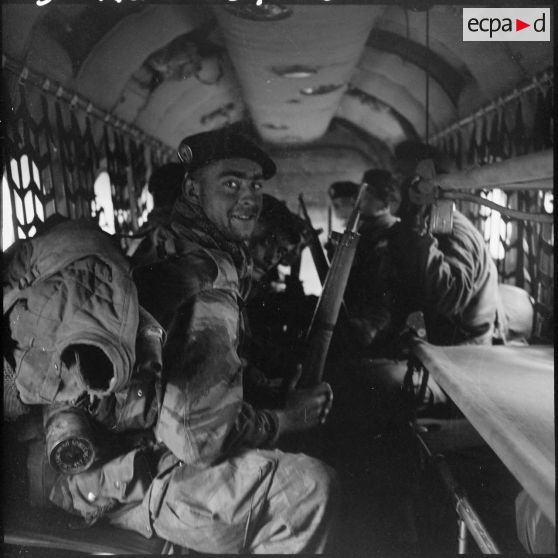 A l'intérieur d'un hélicoptère de transport Piasecki H-21.