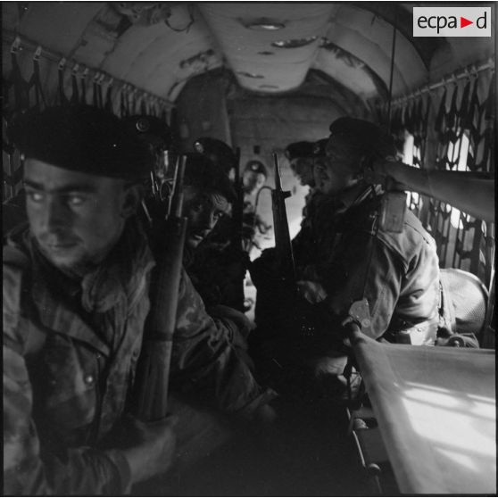 A l'intérieur d'un hélicoptère de transport Piasecki H-21.