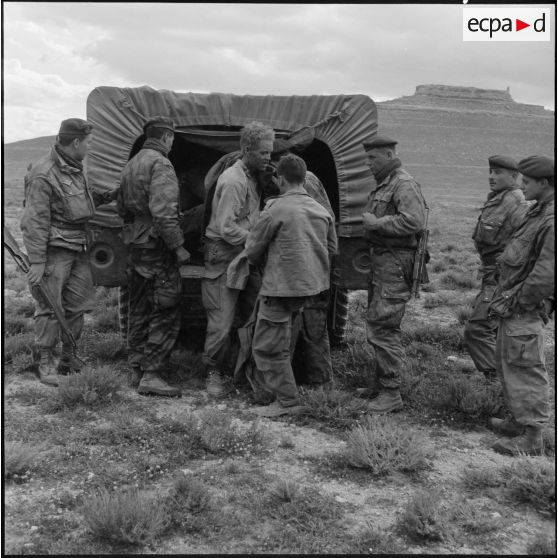 Débarquement des 5 prisonniers.