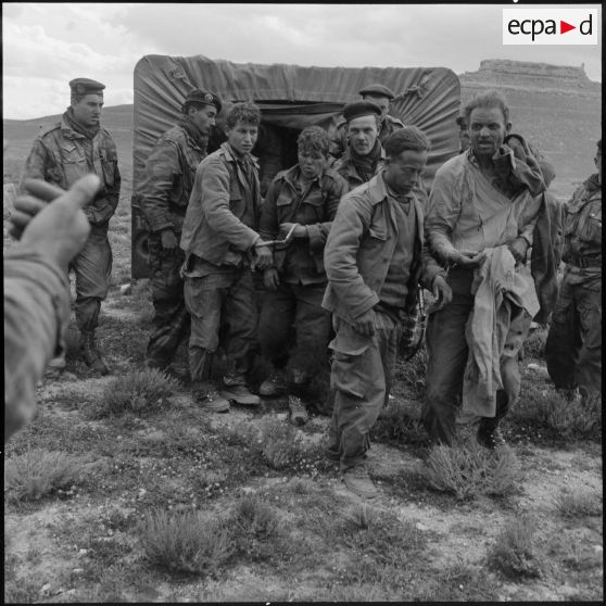 Débarquement des 5 prisonniers.