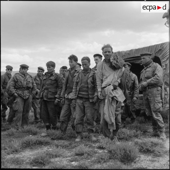 Débarquement des 5 prisonniers.