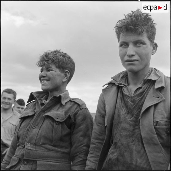 Gros plan sur 2 prisonniers.