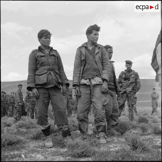 Gros plan sur 2 prisonniers.