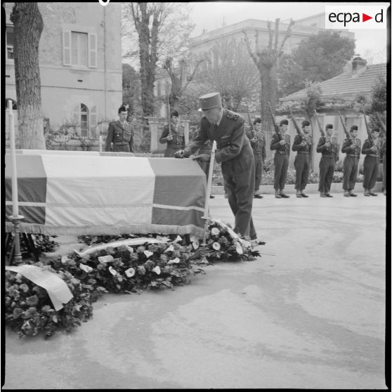 Remise de décoration à titre posthume par un officier.
