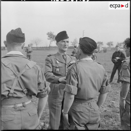 Remise de décoration par le général François Huet.