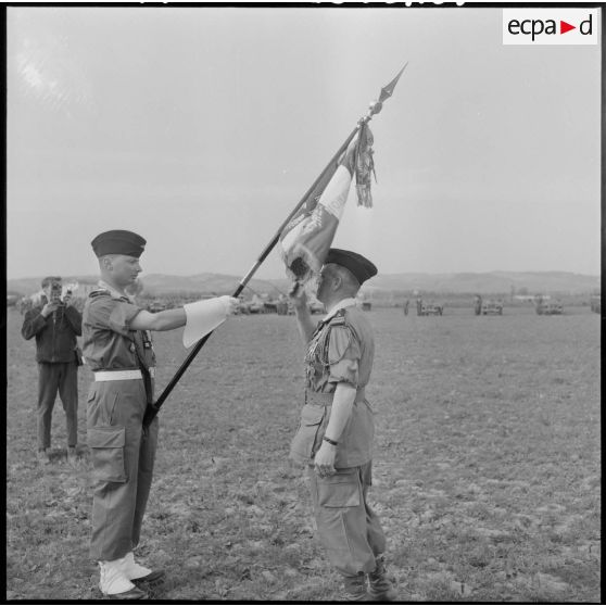 Passation de commandement entre le colonel Moral et le colonel Bie.