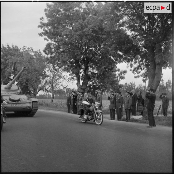 Les autorités saluent les troupes qui défilent.