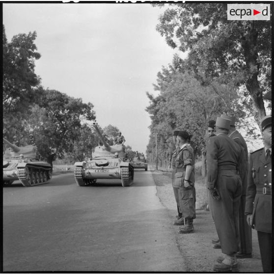 Les autorités regardent les troupes qui défilent.