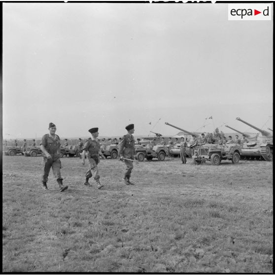 Le colonel Moral, le colonel Bie et le général François Huet saluent les troupes.