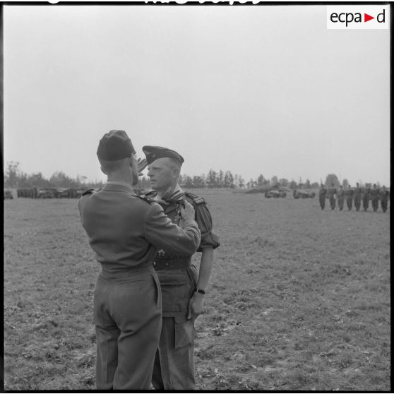 Remise de décoration par le général François Huet à l'un des colonels.