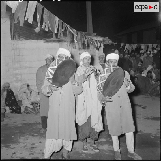 Les joueurs de tambourin accompagnent les danses (panses de la région d'Aumale).