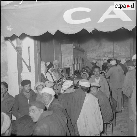 Affluence dans les cafés maures où les orchestres locaux furent très appréciés.