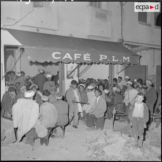 Affluence dans les cafés maures où les orchestres locaux furent très appréciés.