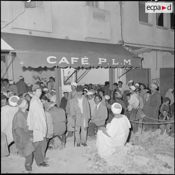 Affluence dans les cafés maures où les orchestres locaux furent très appréciés.