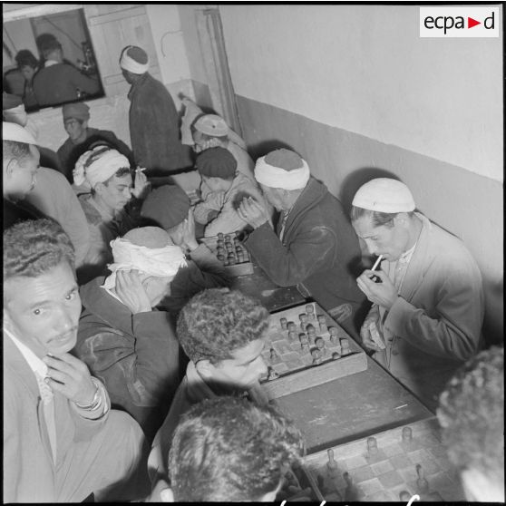 Jeux de dames au café maure.