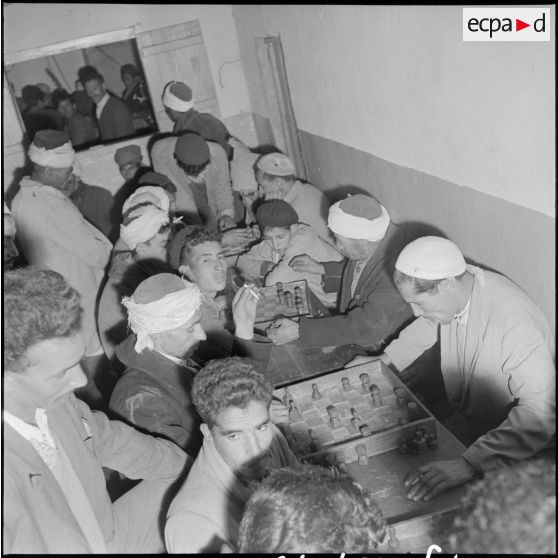 Jeux de dames au café maure.