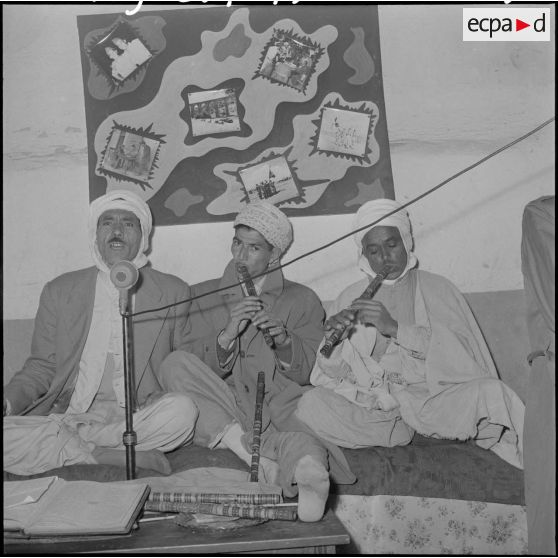 Affluence dans les cafés maures où les orchestres locaux furent très appréciés.