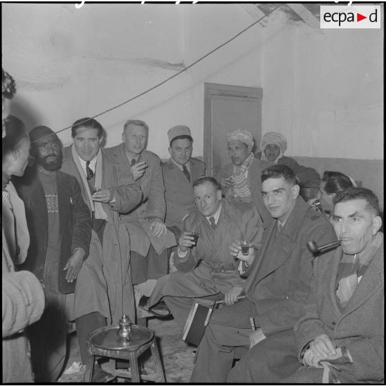 Officier d'avant-poste (AP) et officier de section administrative urbaine (SAU) de Maison Carré reçus dans un café maure.