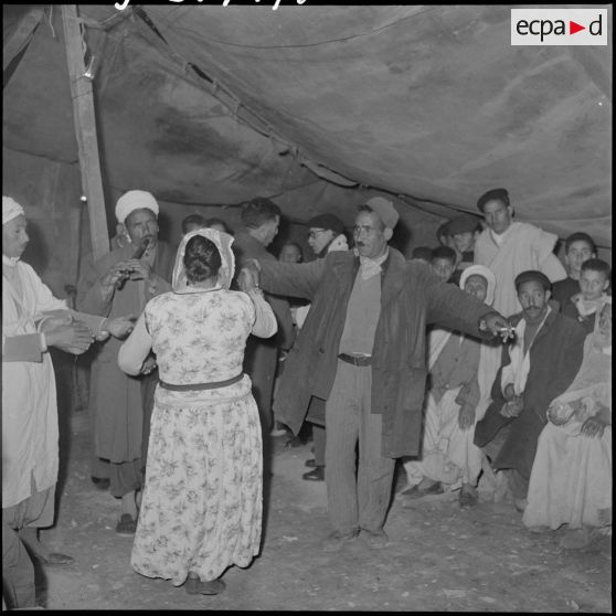 Dans une tente, danse des ouled naïl.