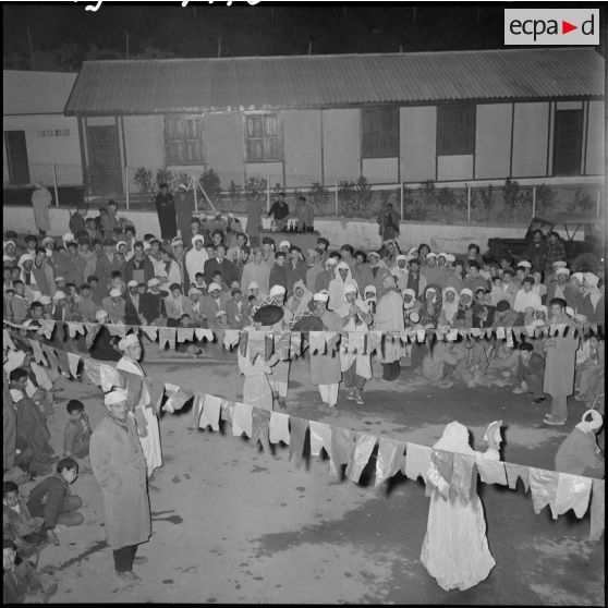 L'assistance nombreuse et joyeuse.