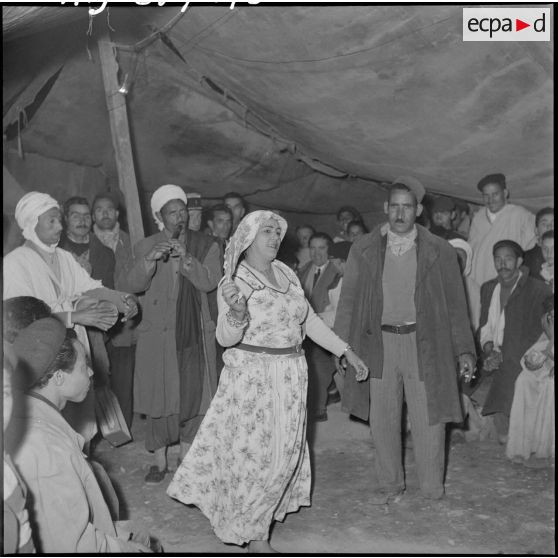 Dans une tente, danse des ouled naïl.