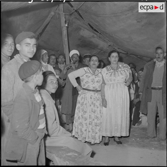 Dans une tente, danse des ouled naïl.