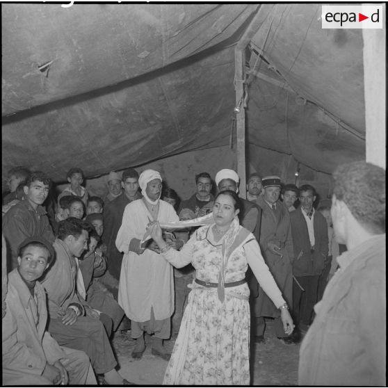 Dans une tente, danse des ouled naïl.