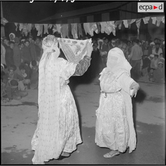 L'assistance nombreuse et joyeuse.