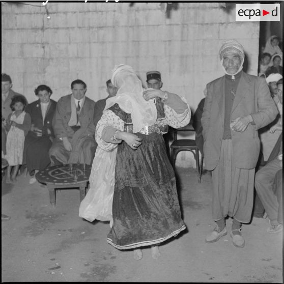 L'assistance nombreuse et joyeuse.