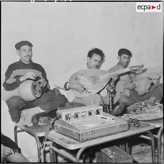 Affluence dans les cafés maures où les orchestres locaux furent très appréciés.