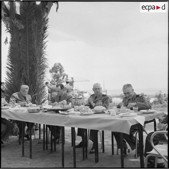 Le général Raoul Salan déjeune avec des autorités.