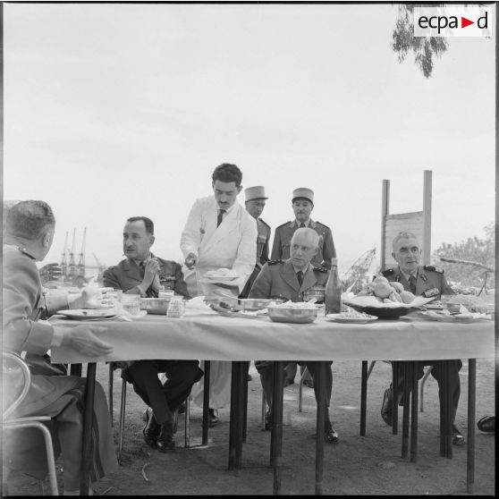 Le général Raoul Salan déjeune avec des autorités.