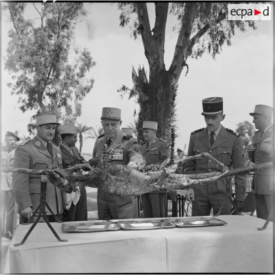 Méchoui organisé pour la visite du général Raoul Salan.