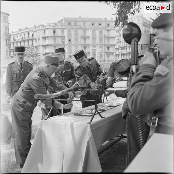 Méchoui organisé pour la visite du général Raoul Salan.