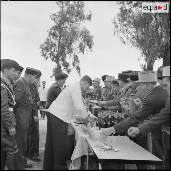 Réception : les autorités se font servir leur repas au buffet.