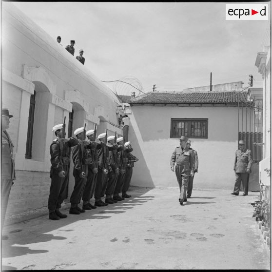 Le général Raoul Salan passe les troupes en revue.