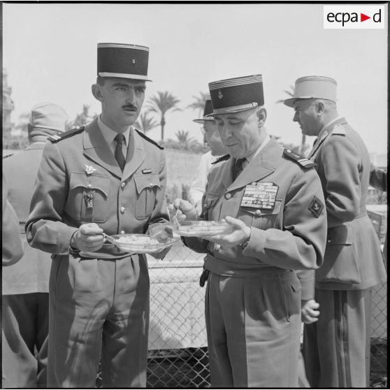 Réception : deux autorités déjeunent debout.