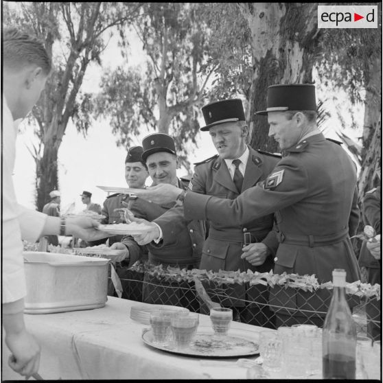Réception : les autorités se font servir leur repas au buffet.