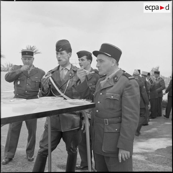 Réception : des autorités déjeunent debout.