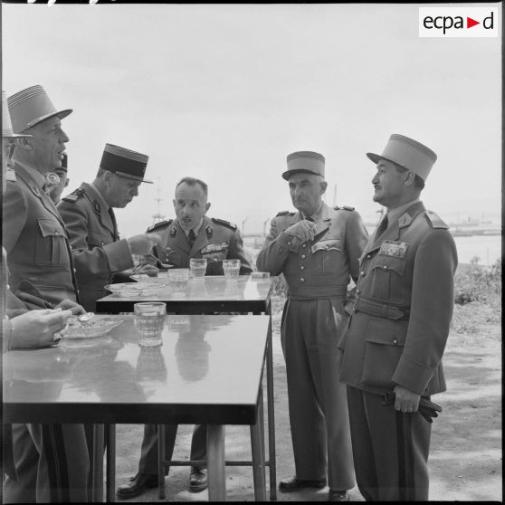 Réception : des autorités déjeunent debout.