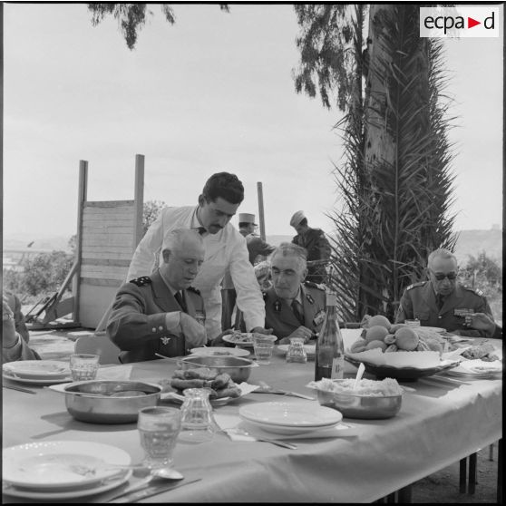 Le général Raoul Salan déjeune avec des autorités.