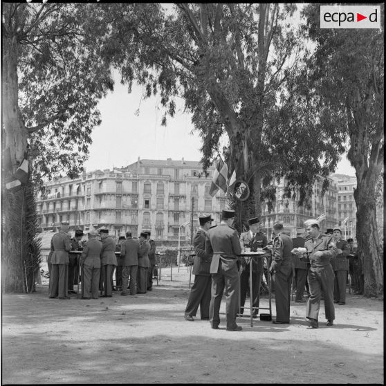 Réception : les autorités déjeunent debout.