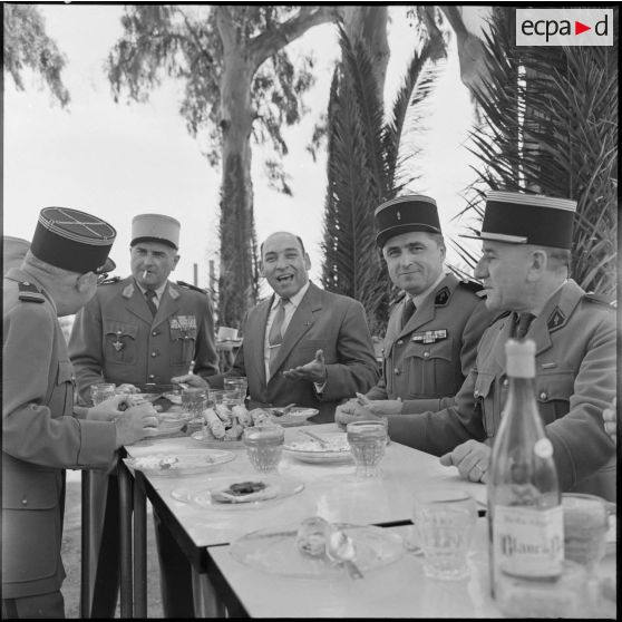 Réception : des autorités déjeunent debout.